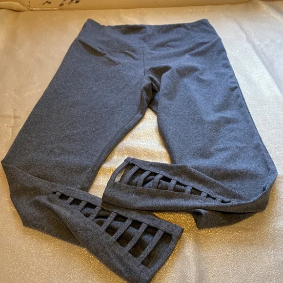 Woman’s medium gray So capris leggings - Picture 3 of 3